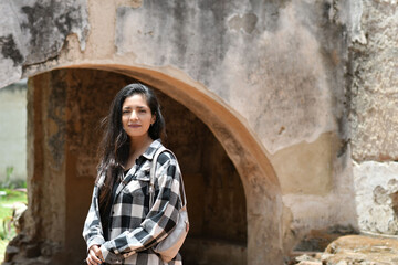 Chica joven Guatemalteca de vacaciones en Antigua Guatemala.