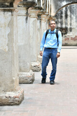 Hombre adulto latino paseando por las ruinas de Antigua Guatemala.