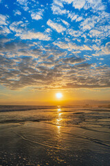 Obraz premium 海に沈む夕陽と空