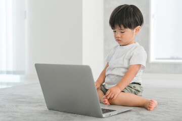 家でパソコンを使う日本人の男の子（子供）
