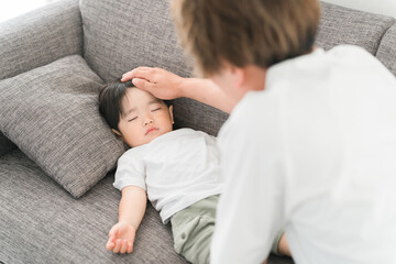 家で子供を寝かしつける日本人男性（パパ）
