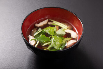 椎茸と三つ葉のお吸い物