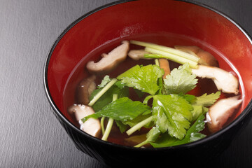 椎茸と三つ葉のお吸い物