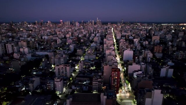 Vista de la ciudad a la noche. Dron. Ciudad de Buenos Aires, Argentina, sudamerica. 