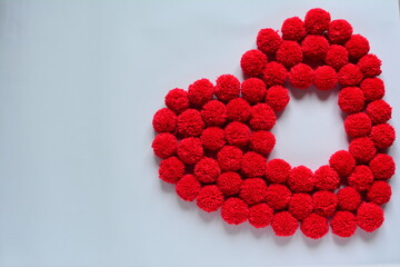 Corazón de pompones rojos , corazón ,pompón de lana,  rojo ,figura, símbolo, amor, romance...