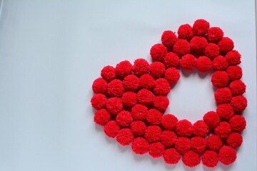 Corazón de pompones, figura , corazón, lana, rojo, símbolo, amor, romance, valentín, pareja,...