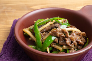 器に盛られた中国の四川料理、青椒牛肉絲（チンジャオニウロウスー）。