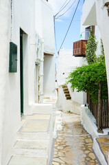 白い壁が美しいギリシャの離島スキロス島の街中風景