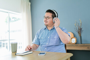 自宅で音楽を聴く大柄な日本人男性