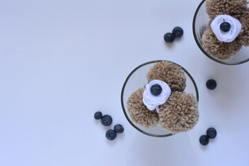 Helado de pompón de lana en compotera de vidrio, alimento, postre, material, lana, textura, suave,...