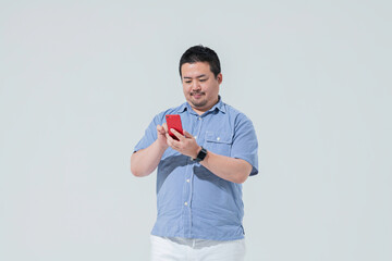 スマートフォンを見る大柄な日本人男性
