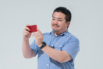 スマートフォンで写真を撮る大柄な日本人男性