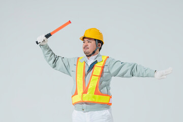 交通整理をする作業着の男性