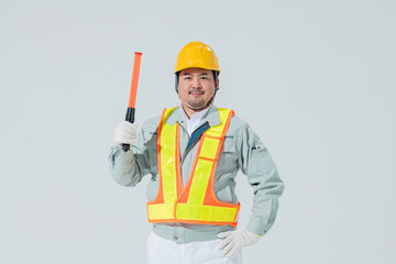 交通整理をする作業着の男性