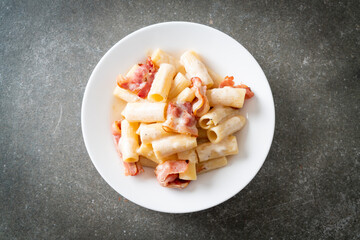 spaghetti rigatoni pasta with white sauce and bacon