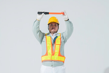 交通整理をする作業着の男性