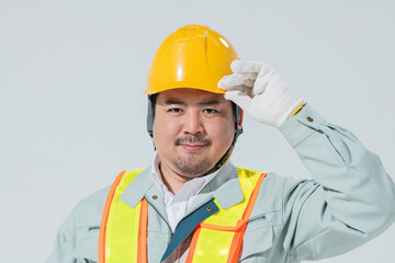 作業服を着た大柄な日本人男性