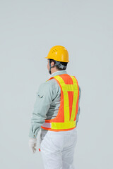 作業服を着た大柄な日本人男性