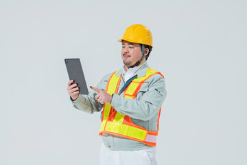 タブレット端末を見る作業服の男性