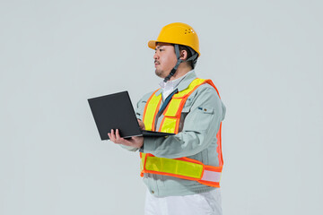 PCを見る作業服の男性