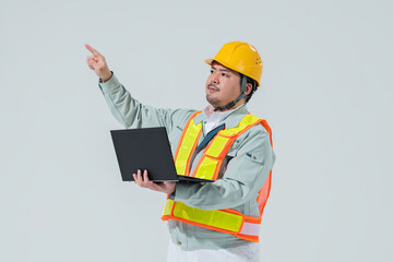 PCを見ながら指示を出す作業服の男性