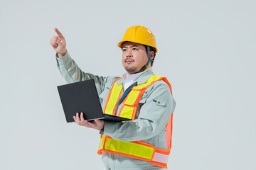 PCを見ながら指示を出す作業服の男性