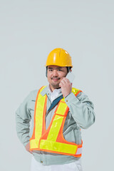 スマートフォンで電話をする作業服の男性