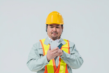 スマートフォンを使う作業服の男性