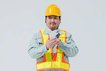スマートフォンを使う作業服の男性