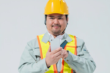 スマートフォンを使う作業服の男性