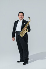 Fototapeta premium サックスを演奏する大柄な日本人男性