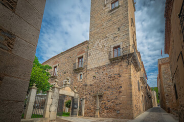 Vista panorámica  del casco histórico de la ciudad española de Cáceres con vistas a los tejados...