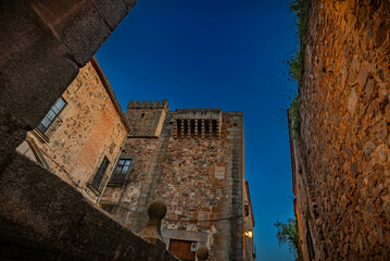 Vista panorámica del casco histórico de la ciudad española de Cáceres con vistas a los tejados...