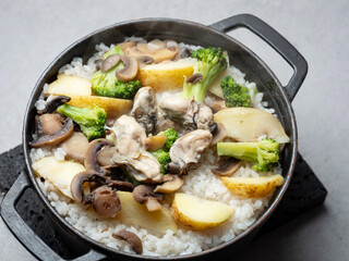 Oyster and vegetable nutritious cauldron rice	