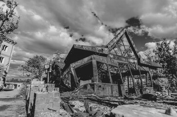 Obraz premium destroyed and burned houses in the city during the war in Ukraine