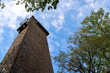 Der renovierte Potzbergturm auf dem Potzberg in der Gemeinde Föckelberg im Landkreis Kusel im Nordpfälzer Bergland. 