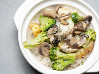 Oyster and vegetable nutritious cauldron rice	