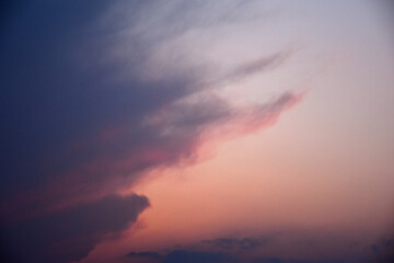 Obraz premium 流れてきた黒い雲が夕日を覆う
