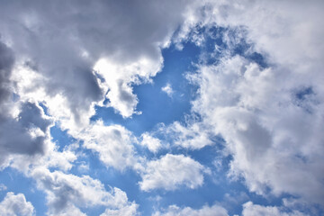 Obraz premium 雲の空き間を抜けると向こうは青空