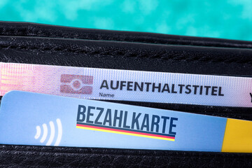 Ein Portemonnaie, Aufenthaltstitel für Deutschland und eine Bezahlkarte