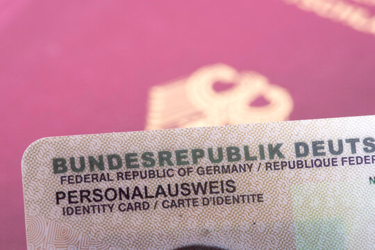 Deutscher Reisepass und ein Personalausweis