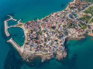 Fototapeta premium An aerial view of the historic peninsula of Side in Antalya, Turkey. The scene highlights the iconic Apollo Temple, Roman ruins, a charming harbor, and a picturesque townscape.