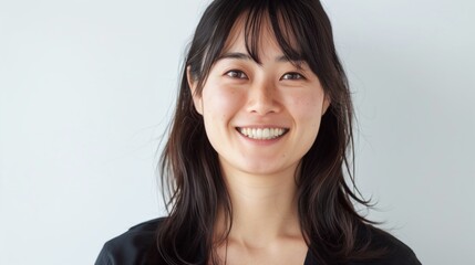 Fototapeta premium 日本人の中年女性、笑顔のアップ、白背景 