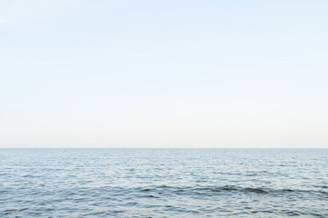 Obraz premium Summer evening on a lake shore with big stones