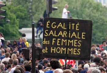 Pancarte de manifestation pour l'égalité salariale femmes hommes