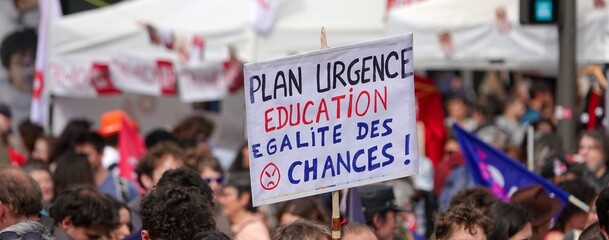 Une pancarte de protestation pour l'égalité des chances dans le système éducatif lors d'une...
