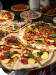 pizza artesanal recién horneada con mozzarella vegetales y chorizo
