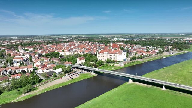 Luftaufnahme der Stadt Torgau an der Elbe mit historischer Altstadt und Schloss Hartenfels in Sachsen, Deutschland