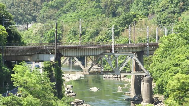 第四大和川橋梁を渡る大和路線の201系電車