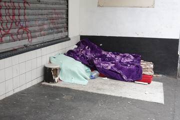 Campement de sans-abri au coin d'une rue